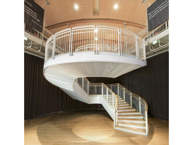 Escalier sur meure d'exception à volée courbe suspendue